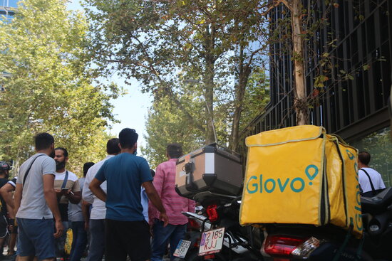 Glovo delivery riders protesting outside the company headquarters in Barcelona on August 16, 2021 (by Albert Cadanet)